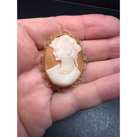 Vintage 60s Shell Cameo Brooch Pendant – 12K Gold Filled Filigree Frame - Picture 4 of 9